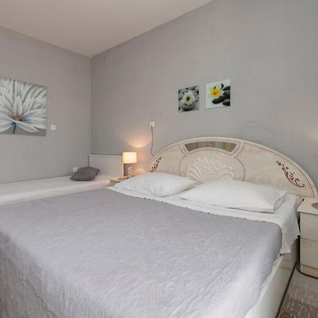 Apartment And Rooms Tatjana Омиш Экстерьер фото