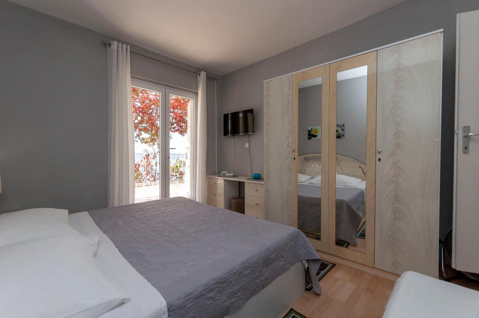 Apartment And Rooms Tatjana Омиш Экстерьер фото